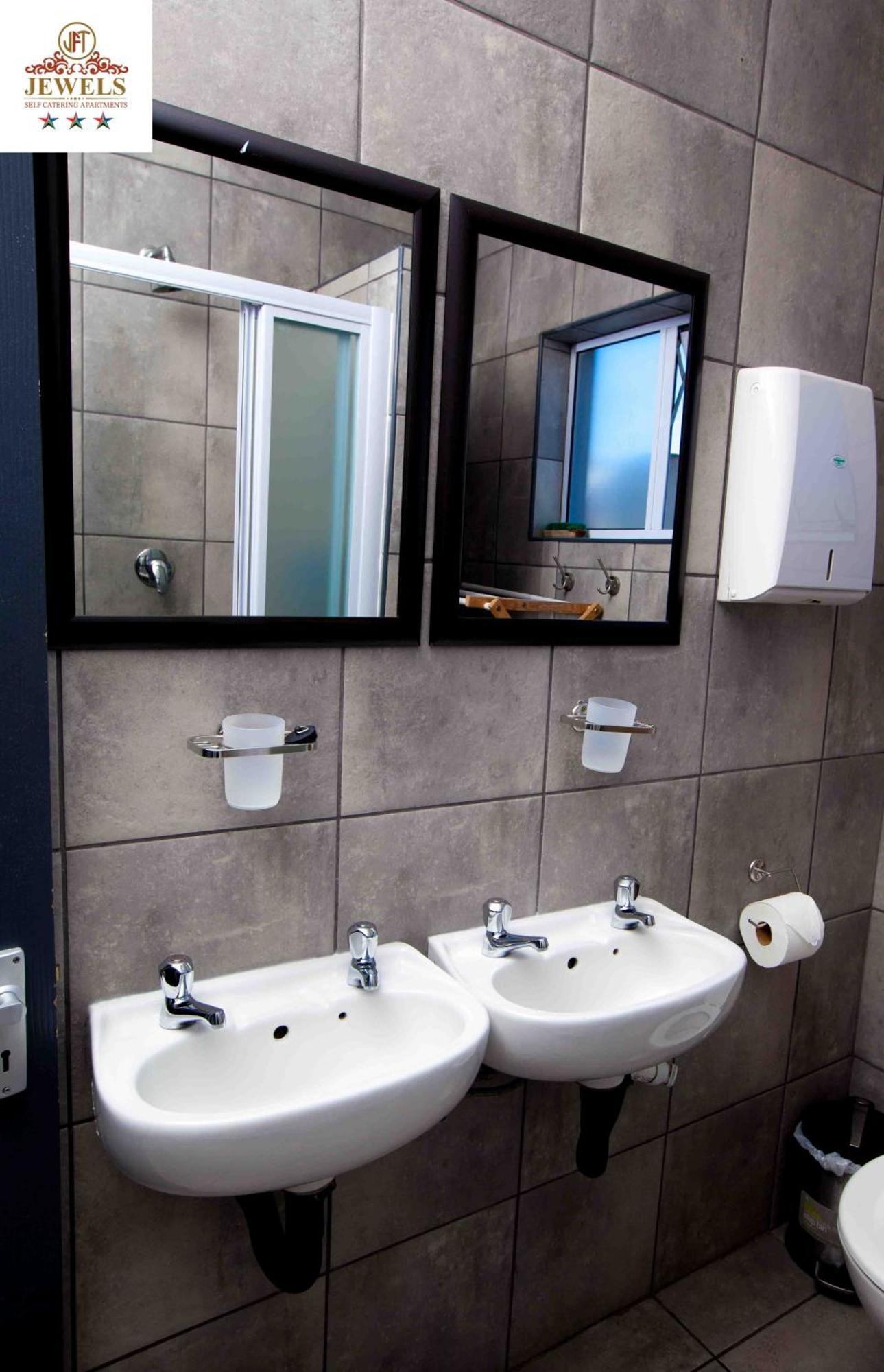 Jft Self Catering Units Bed & Breakfast East London Ngoại thất bức ảnh
